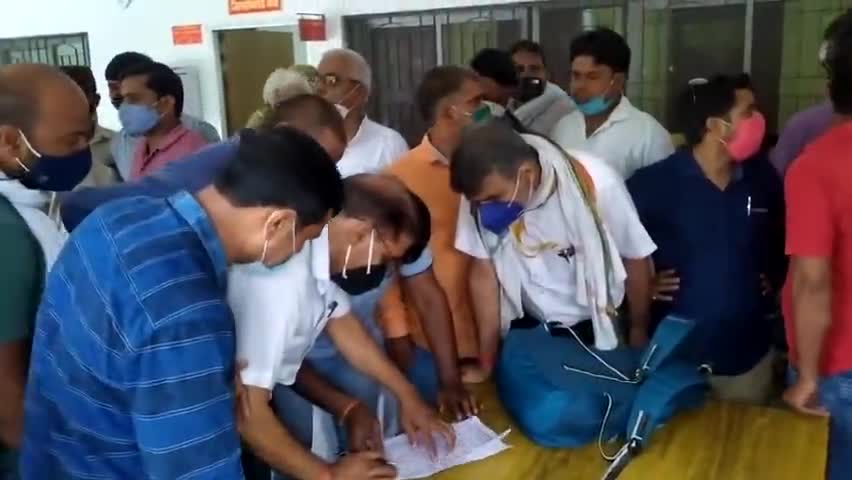 खलीलाबाद: #प्रतापगढ़ में #एबीपीन्यूज के रिपोर्टर की हत्या के मामले में #संतकबीरनगर के पत्रकारों ने  #जिलाधिकारी को सौंपा ज्ञापन।
