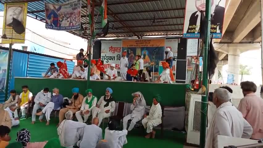 टिकरी बॉर्डर पर पंजाब की नन्ही सी बच्ची ने सुनाया बहुत ही गजब का गीत।
#farmersprotests #aiks_haryana