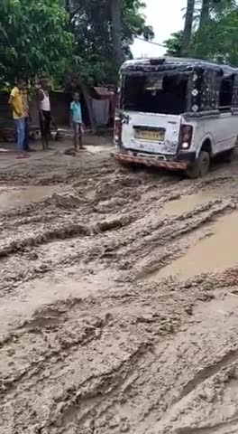 जलालपुर: #गरखा प्रखंड के #हसनपुरा पंचायत के #कसिना_पिरारी का रोड में एक वाहन फंसा #Janata_Junctionन्यूज