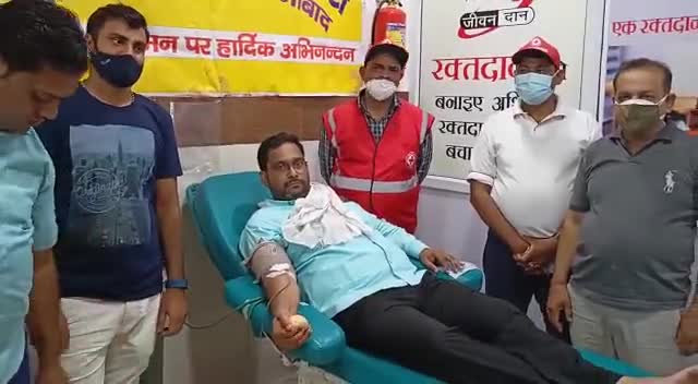 #WorldBloodDonorDay पर रक्तदान करते हुऐ रोहित जैन जी साथ में रक्तवीर अमित गुप्ता