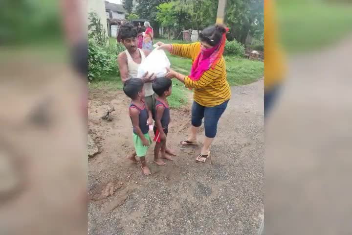 चास: #लॉक डाउन के दौरान की गई मेरी छोटी सी मदद उन भाईयो और बहनों को जिनका कमाने का जरिया ही बंद हों गया था 🙏🏻 जोहार झारखंड