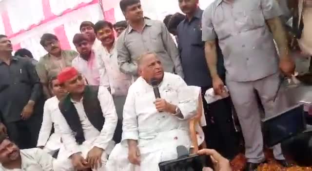 होली कार्यक्रम के दौरान आदरणीय नेताजी मुलायम सिंह यादव जी ने सभी देशवासियों को अपना आशीर्वाद प्रदान किया
#mulayamsingh