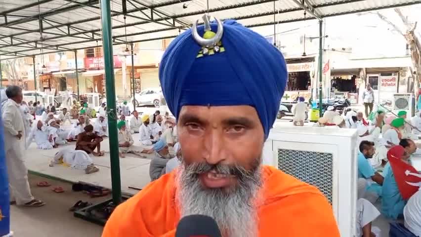 मोदी किसानों की बात नहीं सुन रहा। मोदी के कानों में सुनने की मशीन डलवा दो। 
#farmersdelhiprotest #aiks_haryana