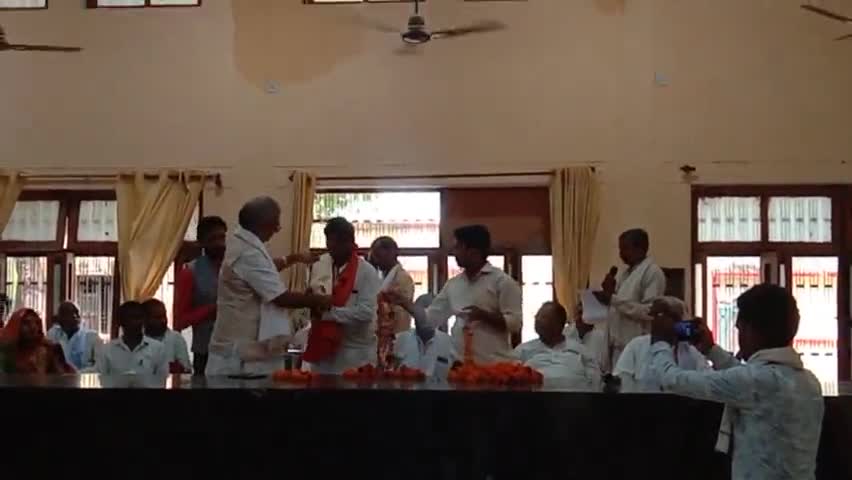 #चरखारी: #कुशवाहा_पाल_प्रजापति_समाज_का_सम्मानित_समारोह मे नवनिर्वाचित ग्रामप्रधानों का#गंगाचरण जी द्वारा सम्मानितकियागया