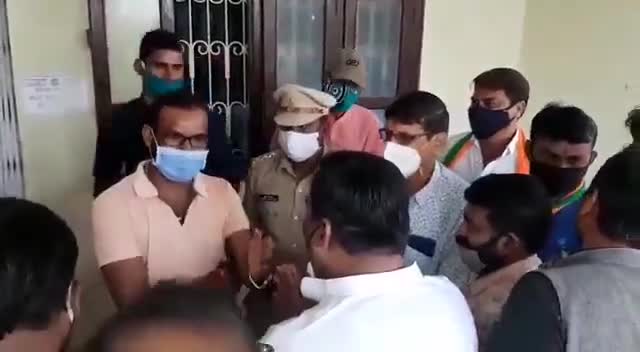 भाजपाई~भूपेश बघेल हिसाब दो!
कांग्रेसी~ इस विडियो में दिख लिजिए👇।

#bjymbalrampur #bjymrajpur