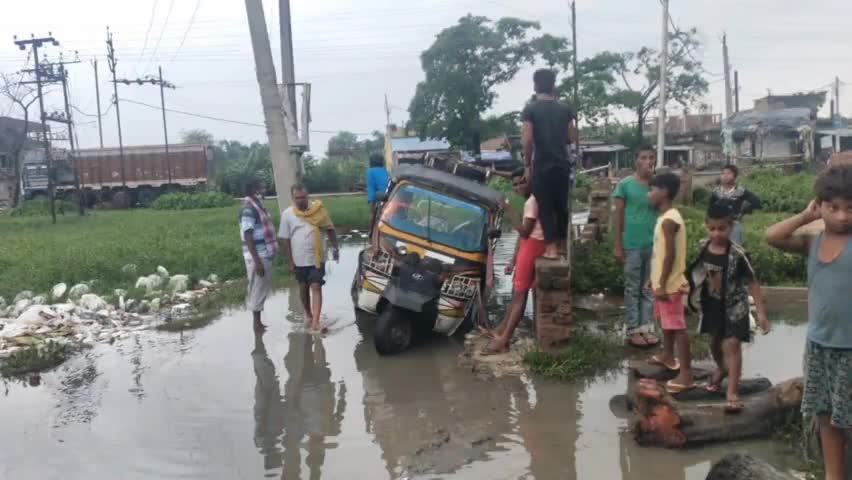 गोपालपुर: सिंधिया मकनपुर में जलजमाव से लोगों को हो रही परेशानी, पलटा टेंपो
#गोपालपुर
