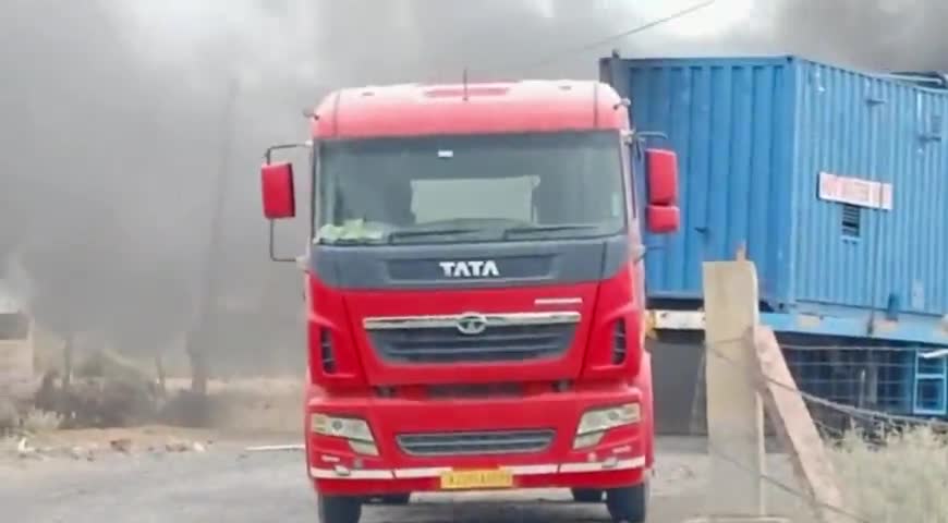 #बाड़मेर #Barmer
विद्युत लाइन की चपेट में आने से फूलासर गांव के पास निजी कम्पनी के कंटेनर में लगी आग
#Fire #Cairn #Oil