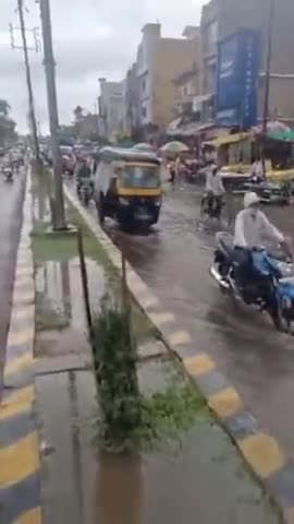 सिवनी: थोड़ी सी बारिश के बाद सिवनी के हाल वैसे ये सिवनी की मॉडल रोड है थैंक्यू नगर पालिका सिवनी
#नागरिक_मोर्चा #seoni #nagrik