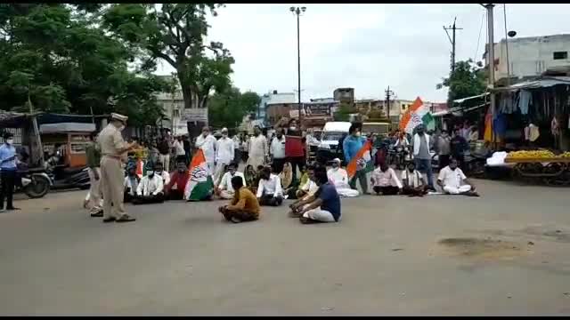 प्रदेश स्तरीय आह्वान पर खैरागढ़ कांग्रेस ने किया महंगाई के विरोध मे सांकेतिक चक्काजाम#प्रदर्शन #चक्काजाम #कांग्रेस