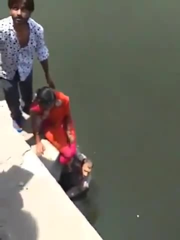 कोटा; ऐसे पुलिस वाले रियल हीरो हैं... #ASI नारायण लाल ने 20 फीट से नहर में कूदकर महिला की जान बचाई... 13 जून को दोपहर डे