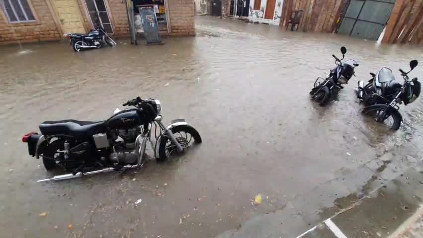 #Barmer #बाड़मेर 

शहर में तेज बरसात , सड़कें बनी दरिया...

#rainfall #Desert #News