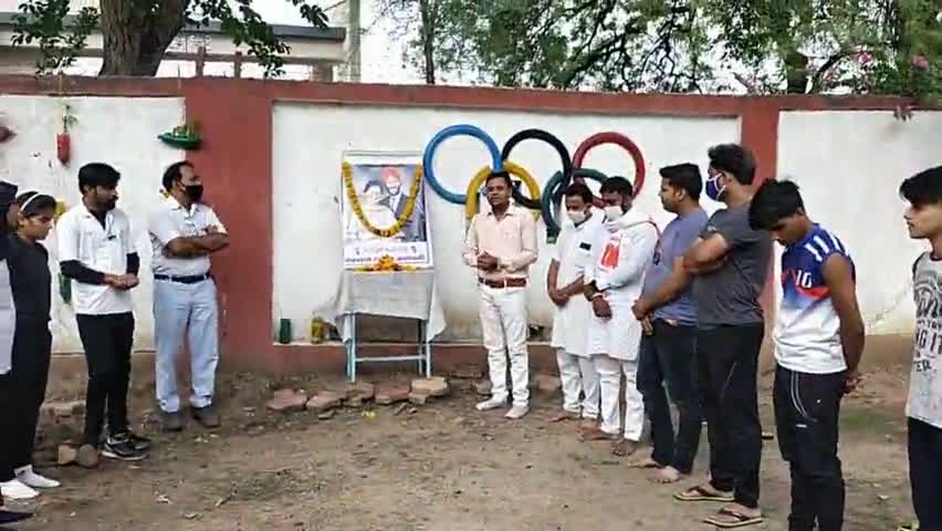 ब्यावरा: आज एकलव्य स्पोर्ट्स अकादमी खिलाड़ियों द्वारा फ्लाइंग सिख के नाम से विख्यात महान  धावक #मिल्खा_सिंह को  श्रद्धांजलि दी।