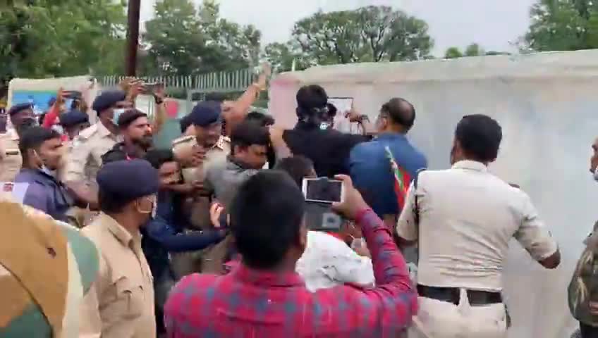 सामरी विधायक चिंतामणि महाराज के निवास के सामने पूर्ण शराबबंदी जैसे झूठे वादे के खिलाफ प्रदर्शन।। 
#bjymrajpur