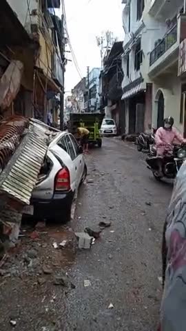 प्रयागराज: दारागंज प्रयागराज, मिर्जा खाता , मारुति कार पर घर का बाजार गिर गया||#acccident