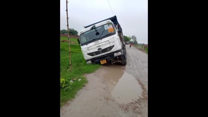 सकलडीहा:- कैथा उर्फ टडिया गांव में सिंगल रोड पर डबल ट्रक पास करने में डम्फर खेत में चला गया #mughalsarai