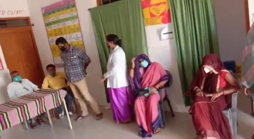 ग्राम #शिकारगंज में सरपंच .सचिव .स्वास्थ्य विभाग  कांग्रेस कार्यकर्ता. शिक्षक द्वारा टीकाकरण के लिए घर घर जाकर दी समझाइश