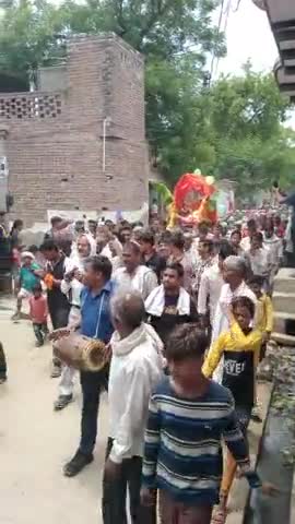 छाता: #अनलॉक 
तहसील छाता के चन्दौरी गांव में बाबा का विमान निकलता हुआ