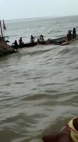 हल्दी छपरा संगम घाट पर नाव पलटी लोग बाल बाल बचे#publicenews