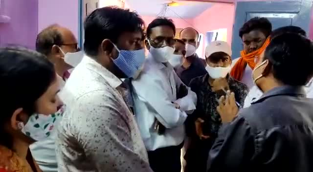 शहर पीने के पानी समस्या को लेकर PHED JEN को सुनाई खरी-खोटी। पालिकाध्यक्ष के नेतृत्व में किया घेराव
#झालरापाटन
#जल_समस्या