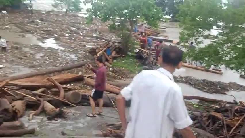 #Uttrakhand mai #jyda #barish #hone ke #Karan #haridwar mai# bhado se ldkiya #pakdte gao ve jhopad pati ke ﻿#log