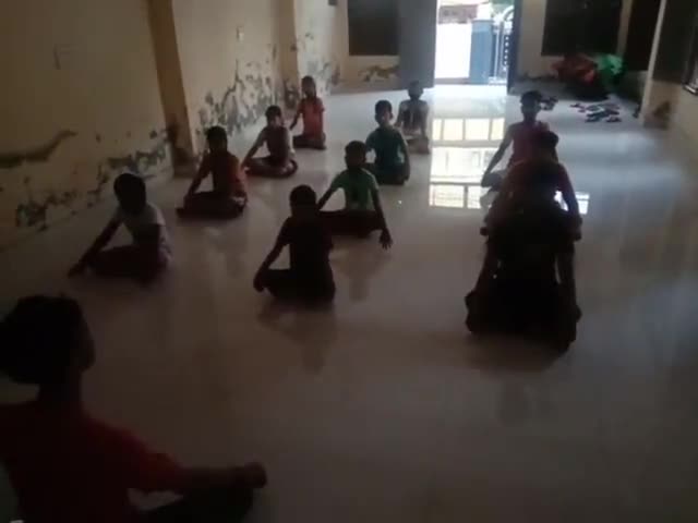 पंचकूला: बरवाला:। बरवाला के बड़े खेड़े के पास ऐ‌.सी समुदायिक केंद्र में अंतर्राष्ट्रीय योग दिवस पर आयोजित की गई योगा#aajtk