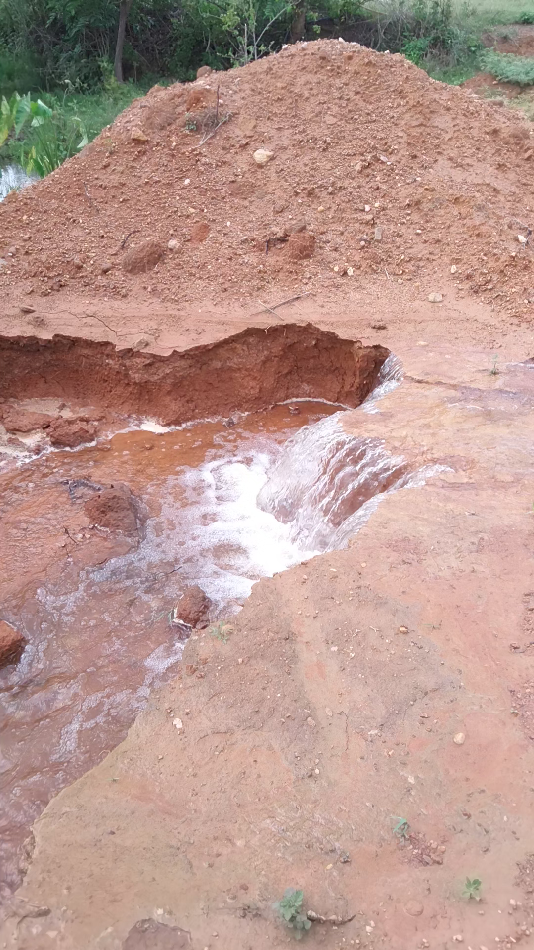 कोरबा: Pani ke bahaw ke karan dhasi jamin 
#landslide#pani#waterfall@