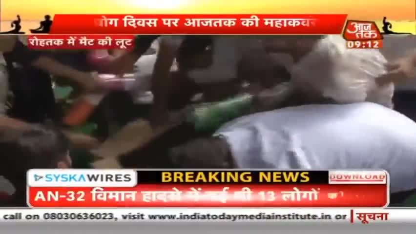 मुख्यमंत्री मनोहर खट्टर के योग दिवस कार्यक्रम में लोग चटाई लेकर भागते दिखे
#योग #YogaDay #CMO #Haryana
#Rohatak