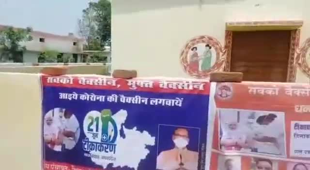 #शिकारगंज सरपंच, सचिव व कांग्रेस नेता निरंजन सिंह की सराहनीय पहल, लोगो को अपनी बाइक से पहुंचाया वैक्सीन सेंटर