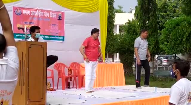 लखनऊ विश्वविद्यालय के कुलपति प्रोफेसर आलोक कुमार राय अपने विश्वविद्यालय के योग फैकेल्टी के साथ  योग किया
#newsofindia