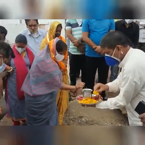 मेरे विधानसभा क्षेत्र की ग्राम पंचायत #तितरड़ी मे  सड़क निर्माण एवं पार्क में इन्टरलॉकिंग टाइल्स कार्य का शुभारंभ किया।
#उदयपुर_ग्रामीण_विधानसभा