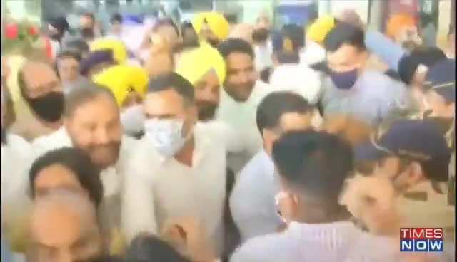 आम आदमी पार्टी के राष्ट्रीय संयोजक श्री अरविंद केजरीवाल अमृतसर, पँजाब पहुँचे

#PunjabDiUmeedAAP