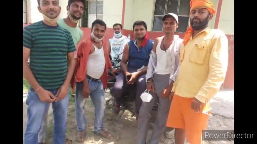 bajpatti:मधुरापुर के कुछ हमारे युवा साथी बाजपट्टी के शहीद रामफल मंडल स्वस्थ केंद्र में कोरोना का प्रथम डोज लिया।#रौशन@##