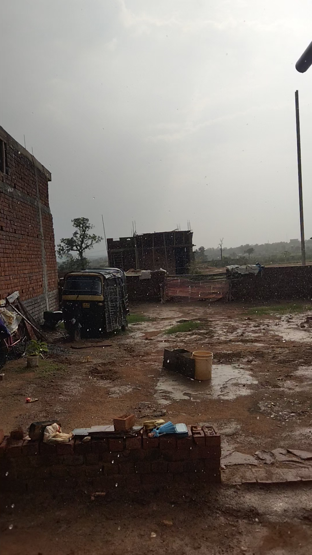 कोरबा: aaj shaam 4:00 baje karib hua sunshower , dhup nikalne ke sath ho Rahi this varsha amazing najara.#raining#sunshower#omg
