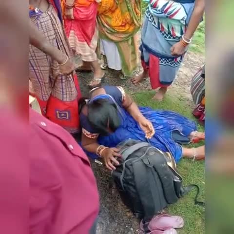 #कुमारडीह #रोड पर #कार और #टेंपो में हुआ #एक्सीडेंट टेंपो #पलटा एक #औरत का हाथ #टूटा बाल बाल बचे कई बच्चे