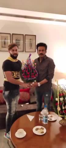 पाकुड़ :-  #पाकुड़ के #मॉडलेर #श्रीनाथ_गौस्वामी मिले, बॉलीवुड के सुपर स्टार #मनोज_वाजपेयी जी से