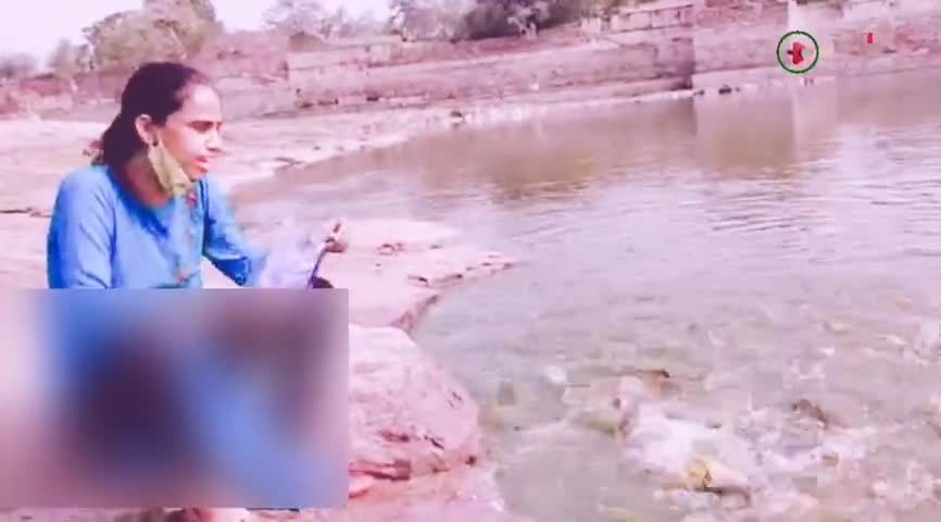 चितौड़गढ़:श्रीनाथ स्वयं सहायता समूह की अध्यक्ष सुनीता शर्मा ने मछली को खिलाया अल्पाहार #चितौड़गढ़