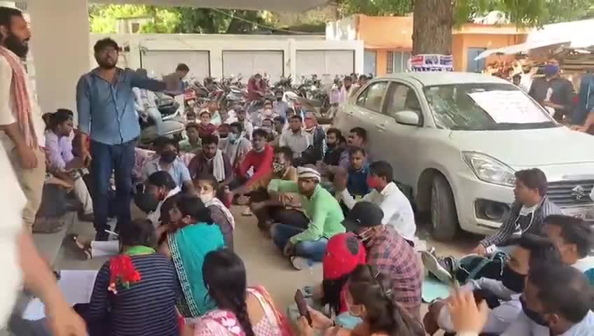 #पिछड़े_वर्ग के #आरक्षण में गड़बड़ी को लेकर 69000 सहायक #शिक्षक_भर्ती व अन्य भर्तियों के #खिलाफ़ नौजवानों ने किया प्रदर्शन