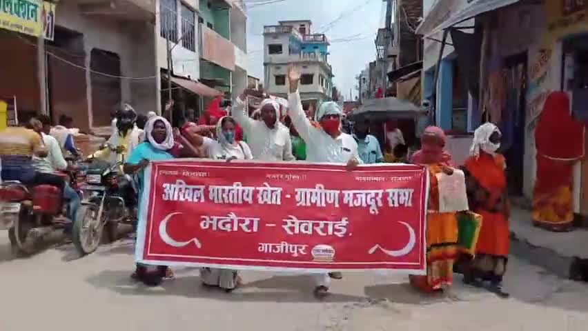 सेवराई: भाकपा माले कार्यकर्ताओं ने अपनी विभिन्न सूत्री मांगों के तहत भदौरा बीडीओ को सौंपा पत्रक
#भाकपा_माले