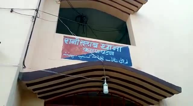 दुल्हिन बाज़ार: #रानी तलाव थाना के थानाध्यक्ष #सतीश कुमार सिंह ने सुबह करीब 11:00 बजे के आसपास एक ट्रक पर 36 ड्राम #स्पिरिट पकड़ा