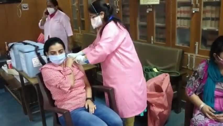 ऊना: 18+ आयु वर्ग में रिकॉर्ड 13,489 लाभार्थियों को लगी कोविड वैक्सीन, सीएमओ ऊना ने दी जानकारी #ऊना_की_खबरें