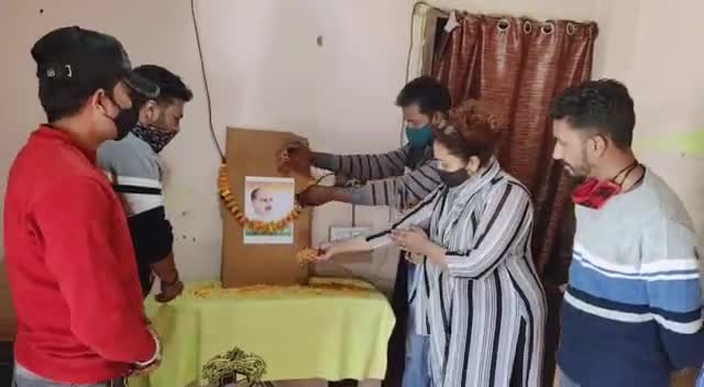 डॉ श्यामा प्रसाद मुखर्जी की पुण्य तिथि पर सूखाताल वार्ड बूथ संख्या - 91 पर मुखर्जी की फ़ोटो पर पुष्प अर्पित किया। 
#ntl