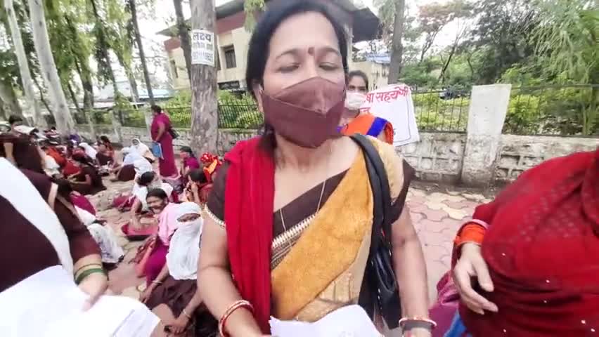💥 #आशा कार्यकर्ता द्वारा #कलेक्ट्रेट के सामने प्रदर्शन #CM के नाम का कलेक्टर महोदय को सौंपा ज्ञापन।💫  
#betul