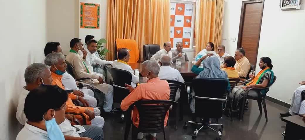 #भगवानदासकबीरपंथी #BJPनीलोखेड़ी
सोनीपत BJP कार्यलय में जिला प्रभारी भगवानदास कबीरपंथी जी माननीय सांसद रमेश कौशिक जी व गन्