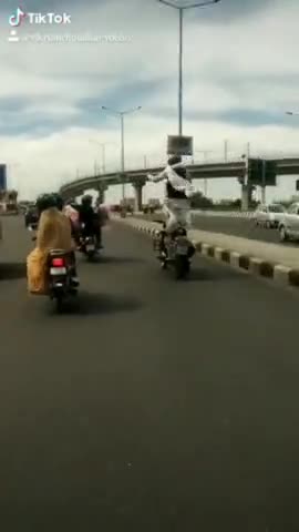 #lovevideo #funny जयपुर अजमेर रोड सोडाला पर एक युवक बुलेट पर खड़ा होकर चलाते हुए यह विडियो 2020 जनवरी का हे