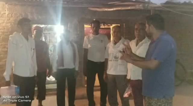 रामपुर नैकिन : #शिकारगंज सचिव विनय त्रिपाठी ग्राम चोभरा  में जाकर लोगों से कर रहे हैं टीकाकरण लगवाने की अपील