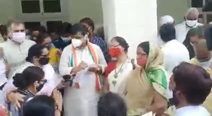 बीकानेर में मंत्री डोटासरा के व्‍यवहार से आहत पार्षद अंजना खत्री ने खूब सुनाई खरी-खरी, मचा हंगामा..
#गहलोत_सरकार