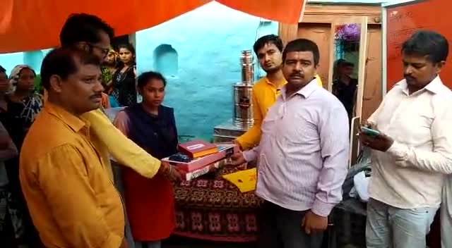 #फतेहपुर- गरीब परिवार कि बेटी के विवाह मे युवा विकास समिति बनी मददगार,आर्थिक मदद कर बने जनाती #alokgaud #fatehpur