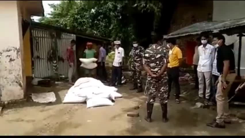 निचलौल: निचलौल थाना क्षेत्र अंतर्गत रेंगहिया गाॅंव में SDM, SSB व पुलिस की संयुक्त टीम ने 79 बोरी अवैध मटर बरामद किया। #निचलौल..