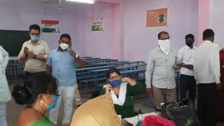 #ब्यावरा नगर में चलरहे #टीकाकरण_केंद्रों पर जाकर उपस्थित #स्टाफ और केंद्र पर आरहे #लाभार्थियों से चर्चा की।