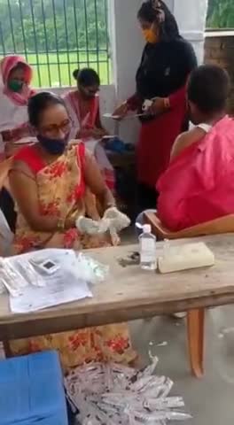 बिहार में बिना वैक्सीन के भी सिर्फ़ सुई लगा दिया जा रहा है ।
ध्यान से देखें विडीओ।
#viralnews 
#biharnews 
#hamar